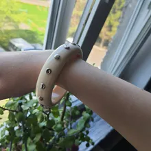 Avis clients – Bracelet résine irrégulier noir et blanc punk pour femmes