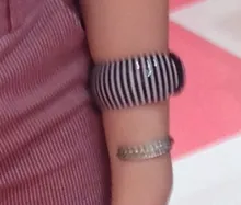 Avis clients – Bracelet résine large rayé noir et blanc pour femmes