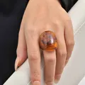 Bague large géométrique résine ambre vintage femme – 2