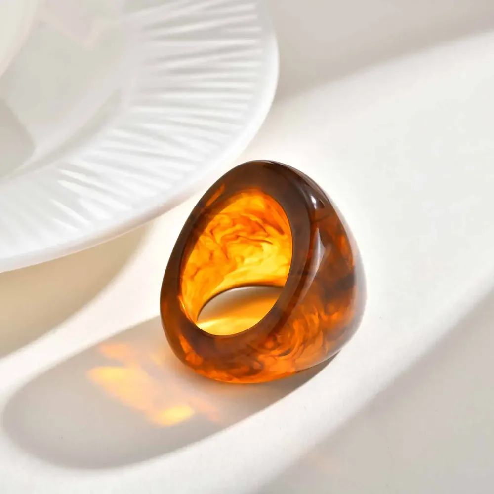 Bague large géométrique résine ambre vintage femme