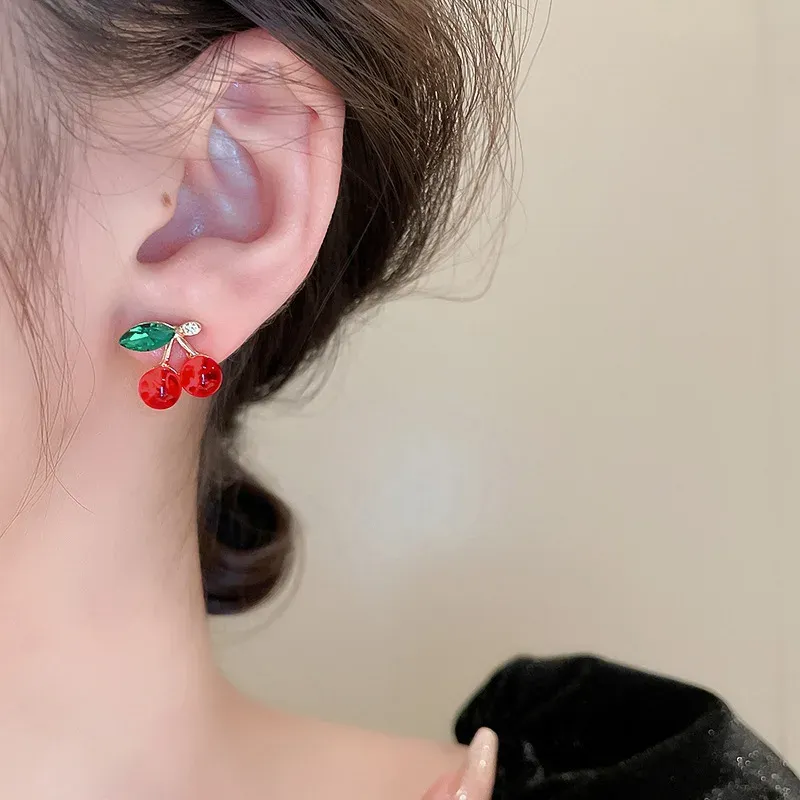 Boucles d'oreilles cerise résine rouge zircon brillant