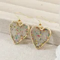 Boucles d'oreilles cœur résine fleurs séchées transparentes – 4