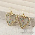 Boucles d'oreilles cœur résine fleurs séchées transparentes – 6