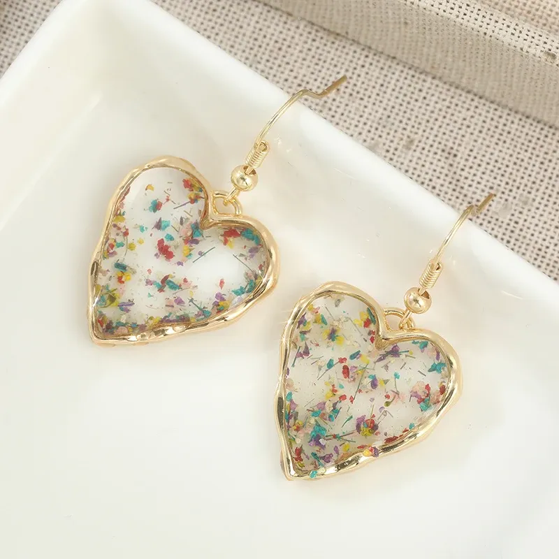 Boucles d'oreilles cœur résine fleurs séchées transparentes