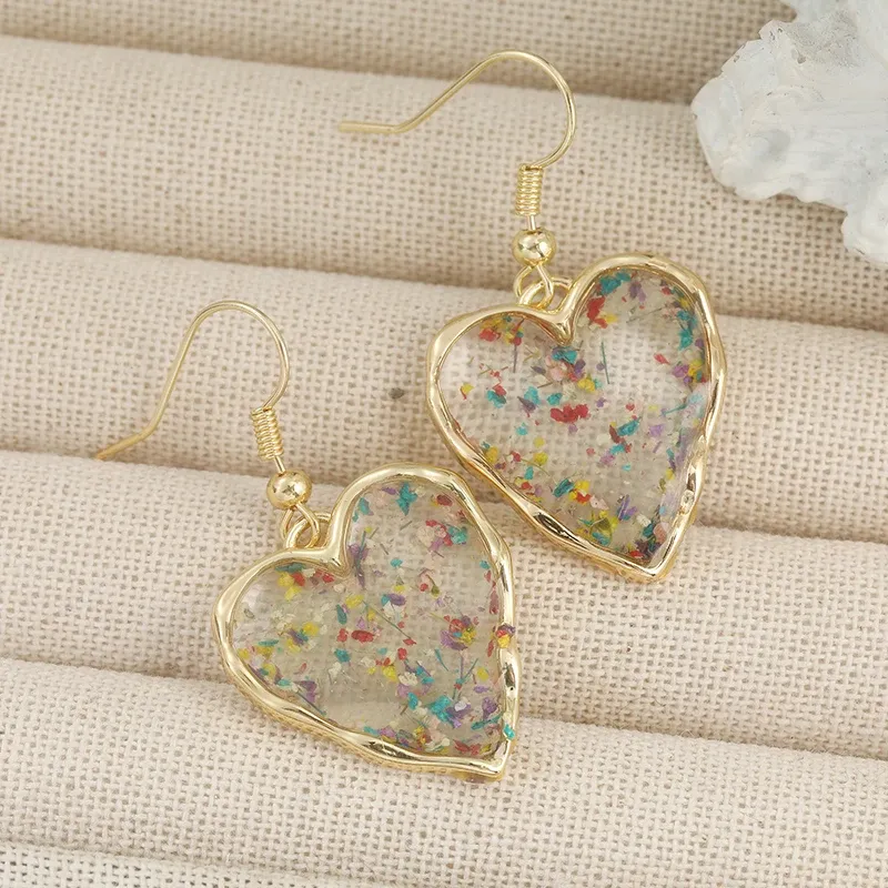 Boucles d'oreilles cœur résine fleurs séchées transparentes