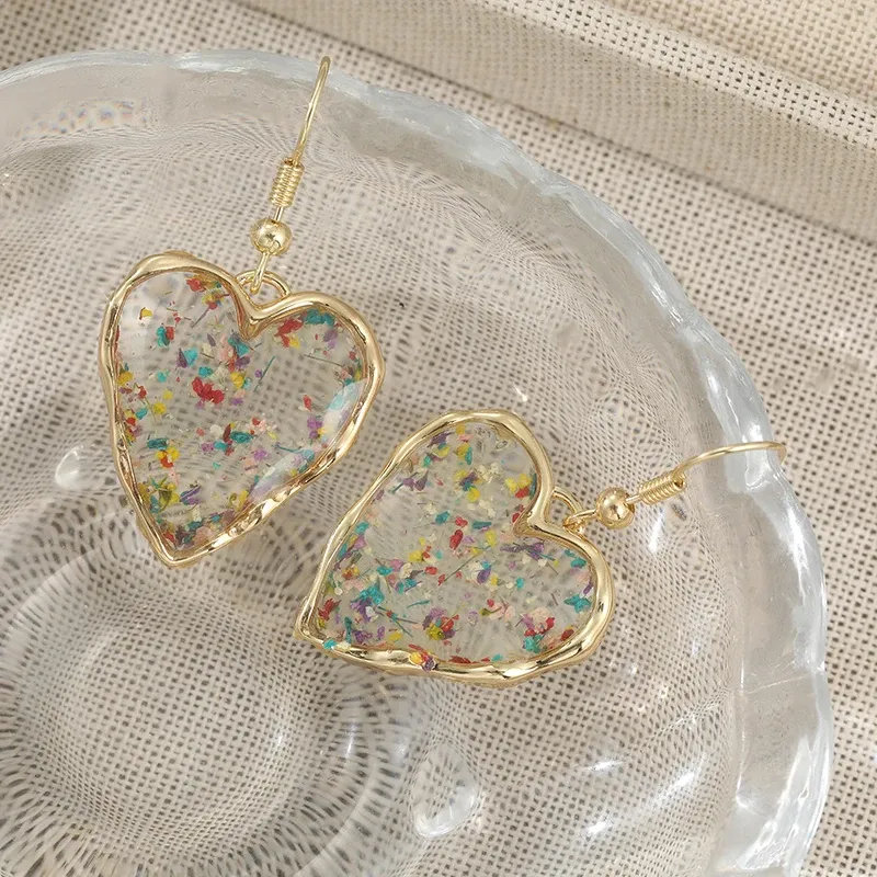 Boucles d'oreilles cœur résine fleurs séchées transparentes