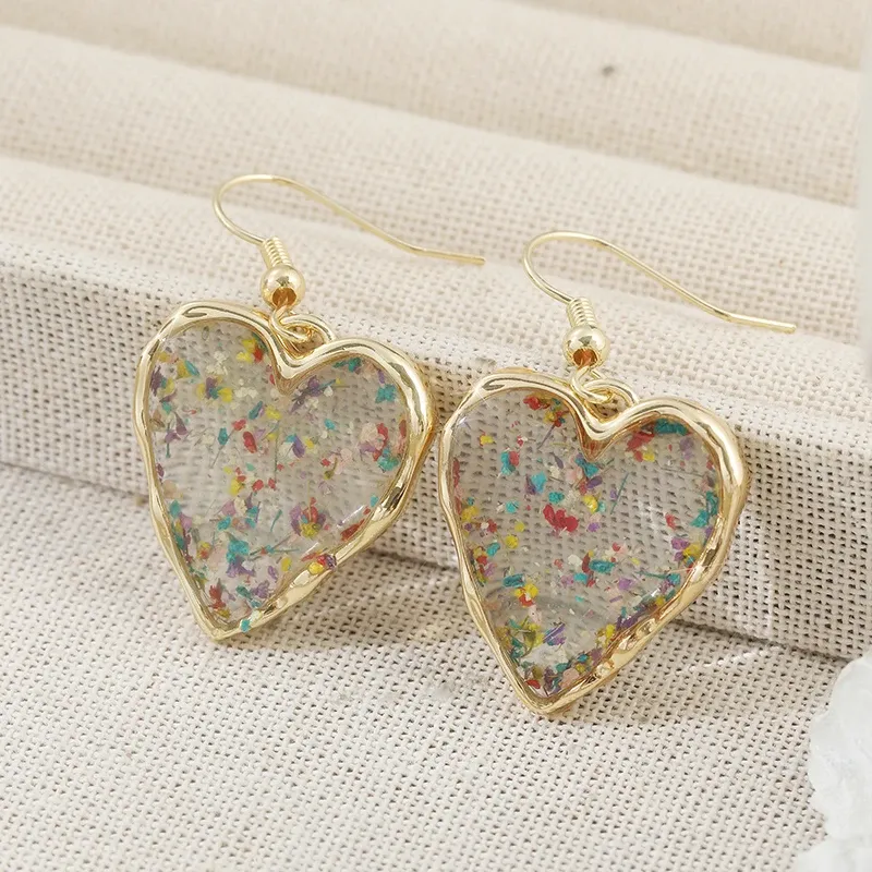 Boucles d'oreilles cœur résine fleurs séchées transparentes