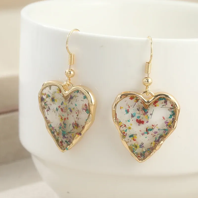 Boucles d'oreilles cœur résine fleurs séchées transparentes