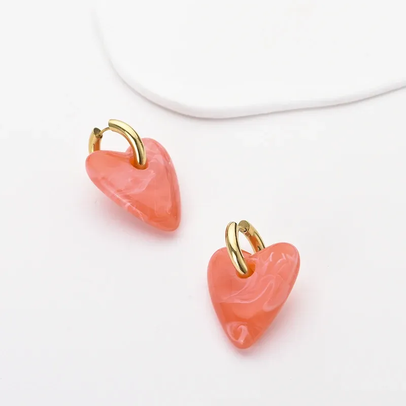 Boucles d'oreilles créoles résine cœur or pour femme
