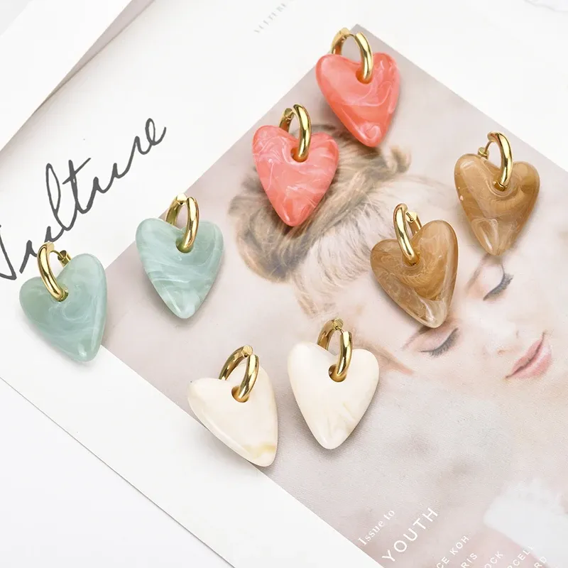 Boucles d'oreilles créoles résine cœur or pour femme