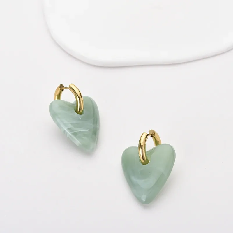 Boucles d'oreilles créoles résine cœur or pour femme
