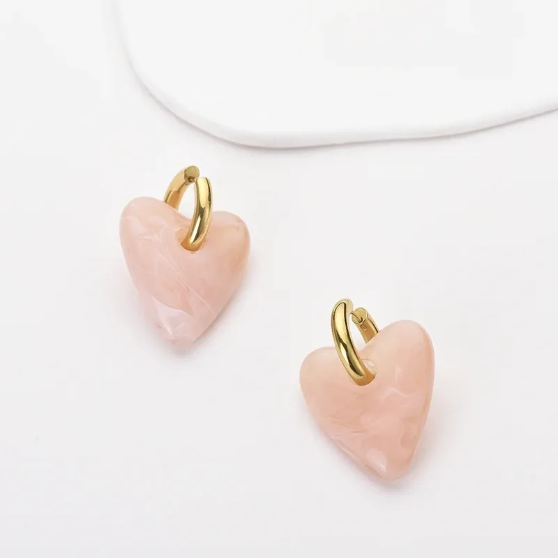 Boucles d'oreilles créoles résine cœur or pour femme