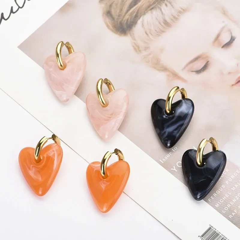 Boucles d'oreilles créoles résine cœur or pour femme