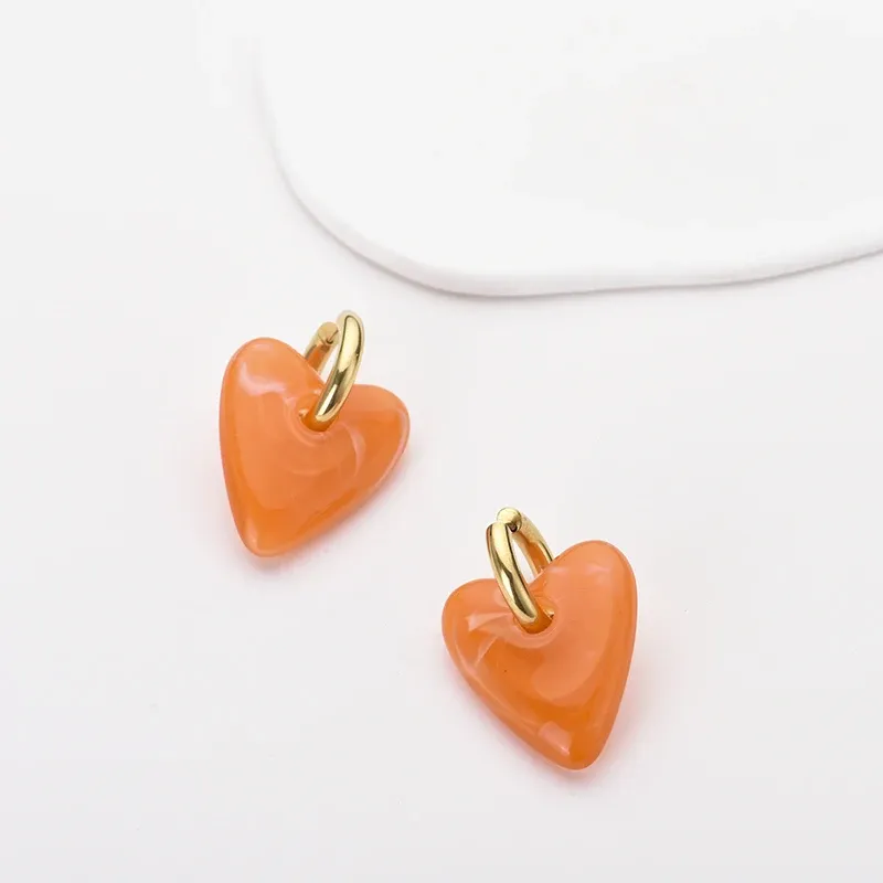 Boucles d'oreilles créoles résine cœur or pour femme