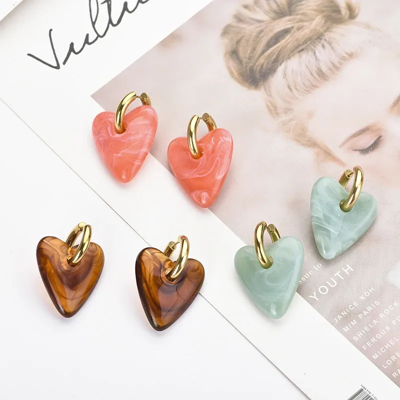Boucles d'oreilles créoles résine cœur or pour femme