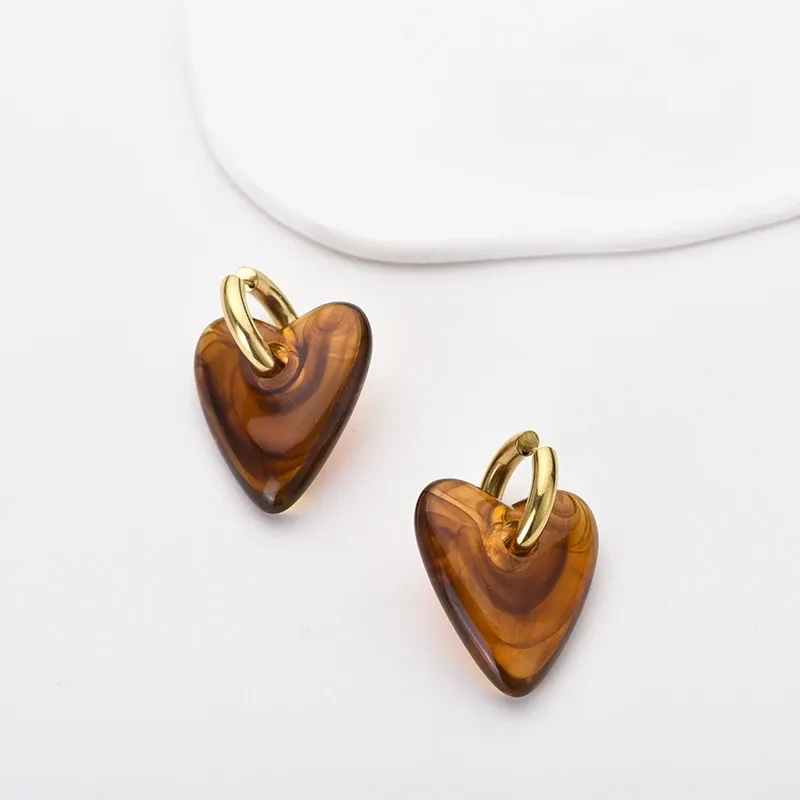 Boucles d'oreilles créoles résine cœur or pour femme