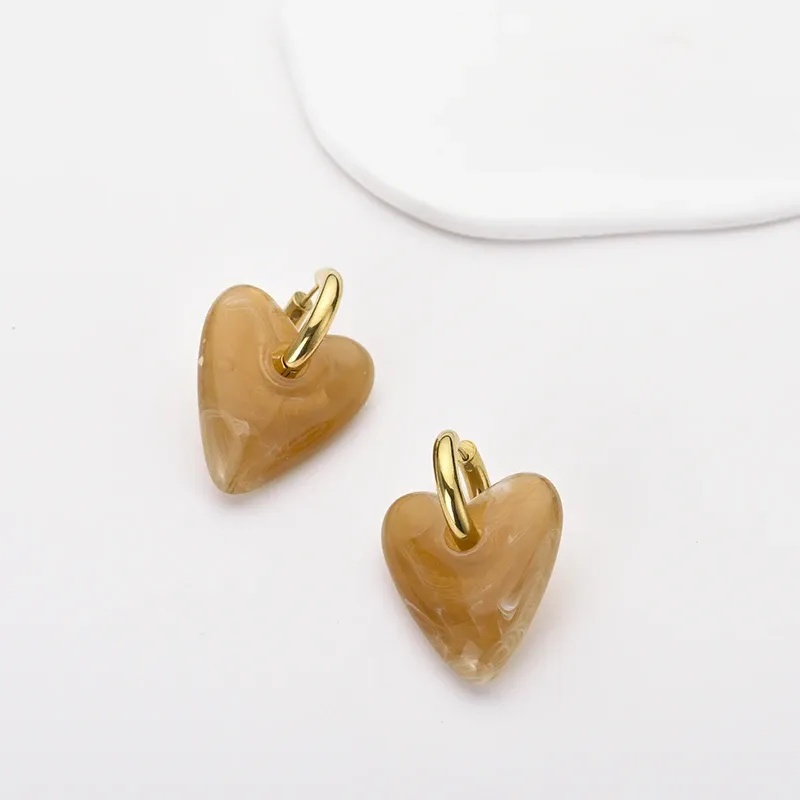 Boucles d'oreilles créoles résine cœur or pour femme