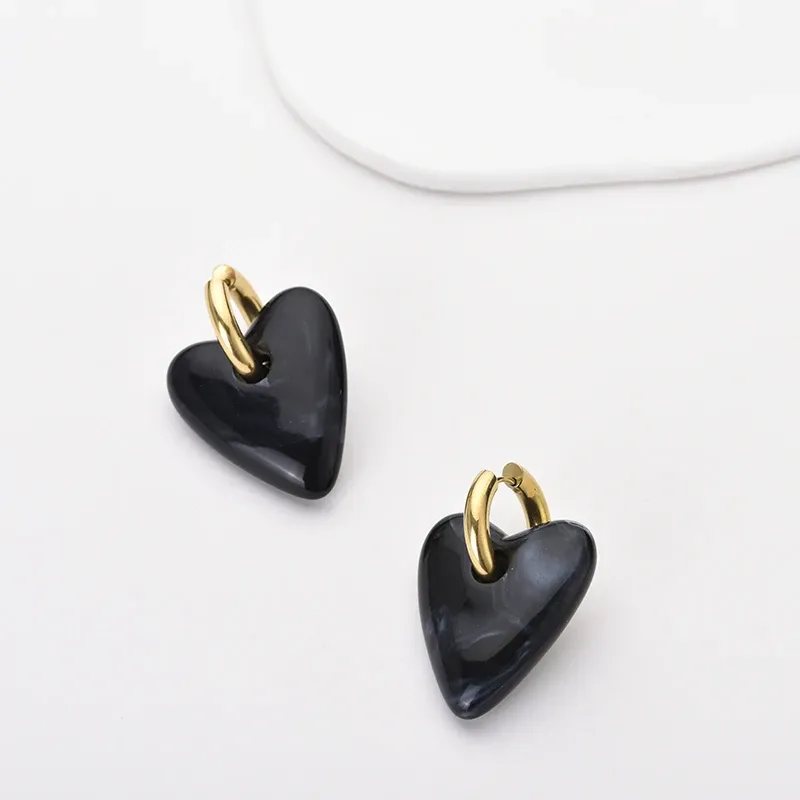 Boucles d'oreilles créoles résine cœur or pour femme