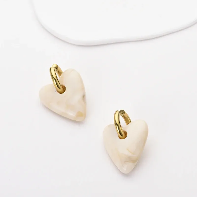 Boucles d'oreilles créoles résine cœur or pour femme