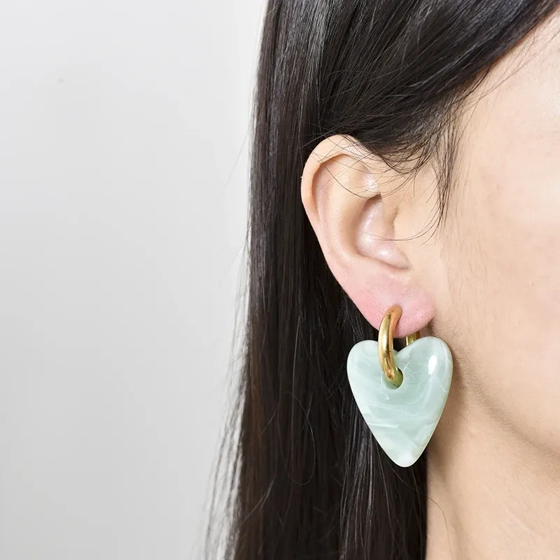 Boucles d'oreilles créoles résine cœur or pour femme