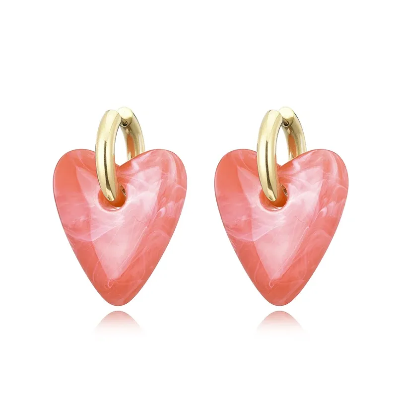 Boucles d'oreilles créoles résine cœur or pour femme