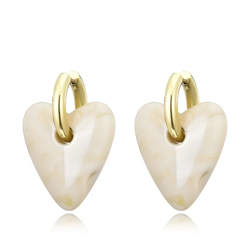 Boucles d'oreilles créoles résine cœur or pour femme