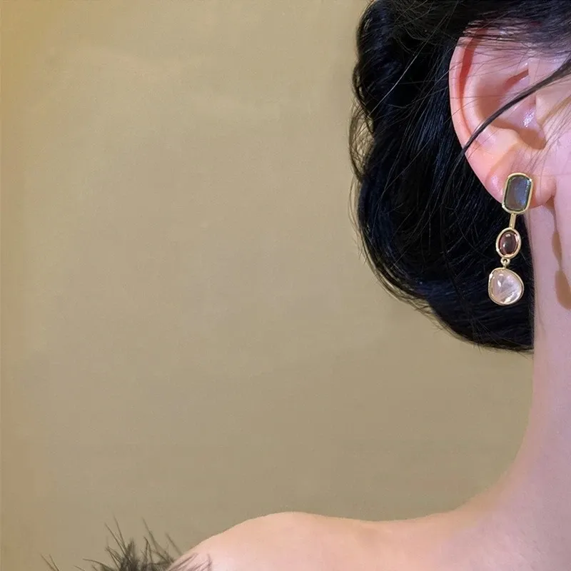 Boucles d'oreilles résine asymétriques géométriques rétro