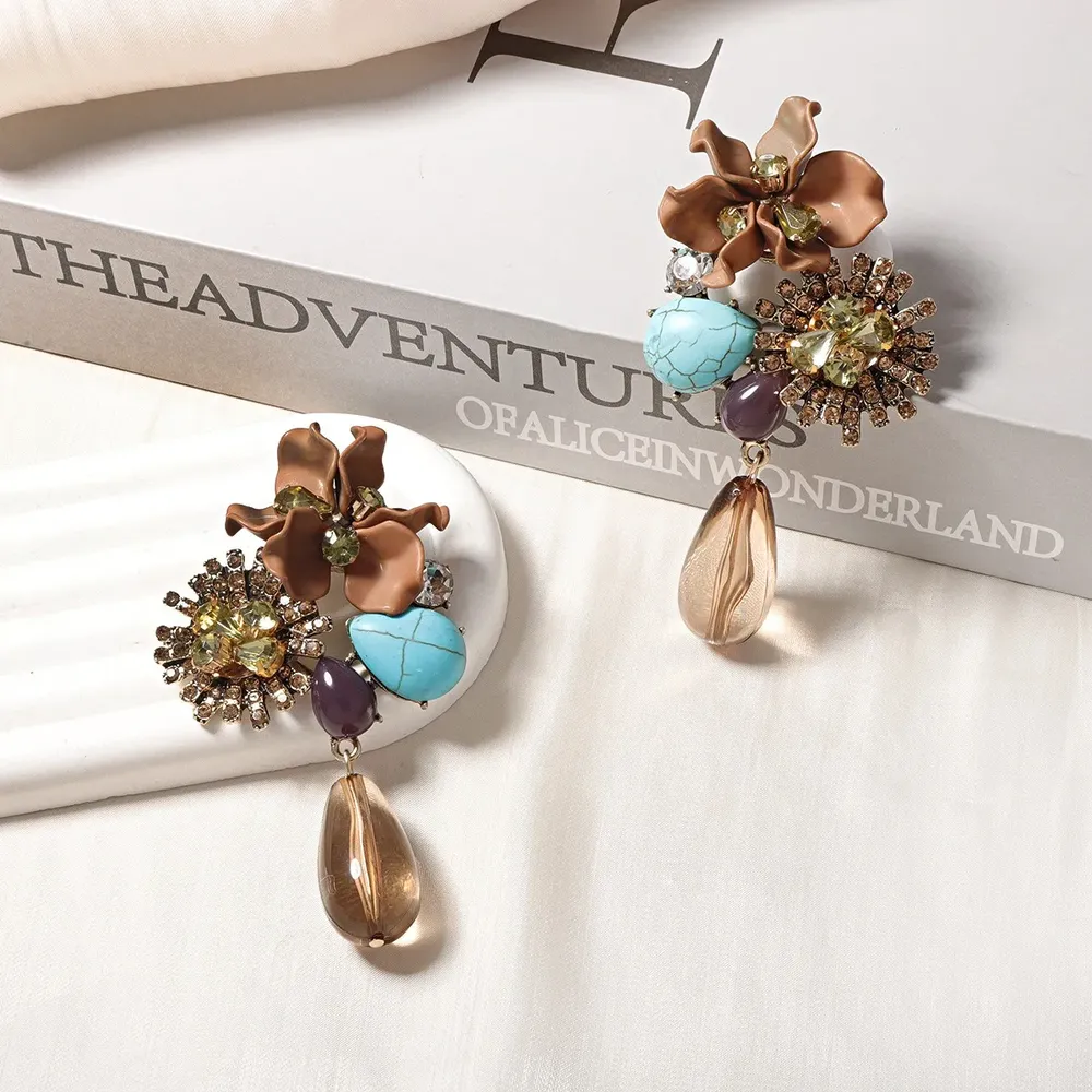 Boucles d'oreilles résine et zircon fleurs style baroque