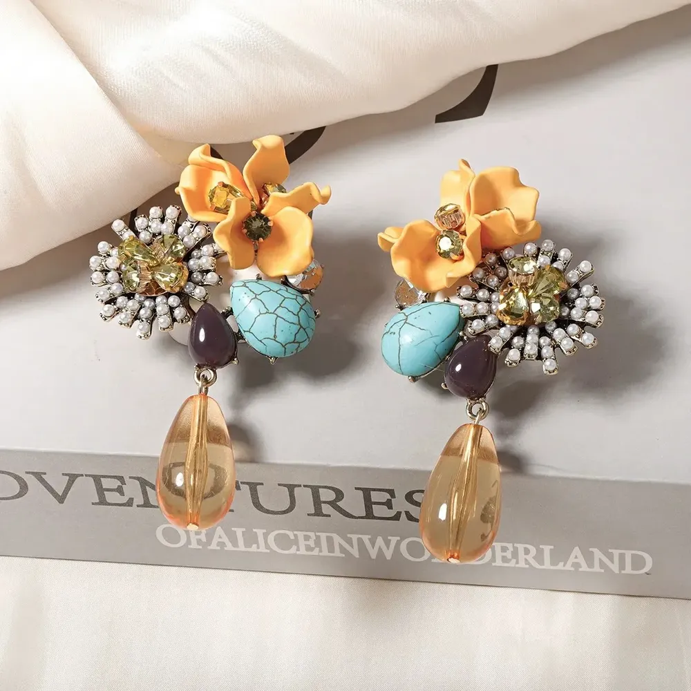 Boucles d'oreilles résine et zircon fleurs style baroque