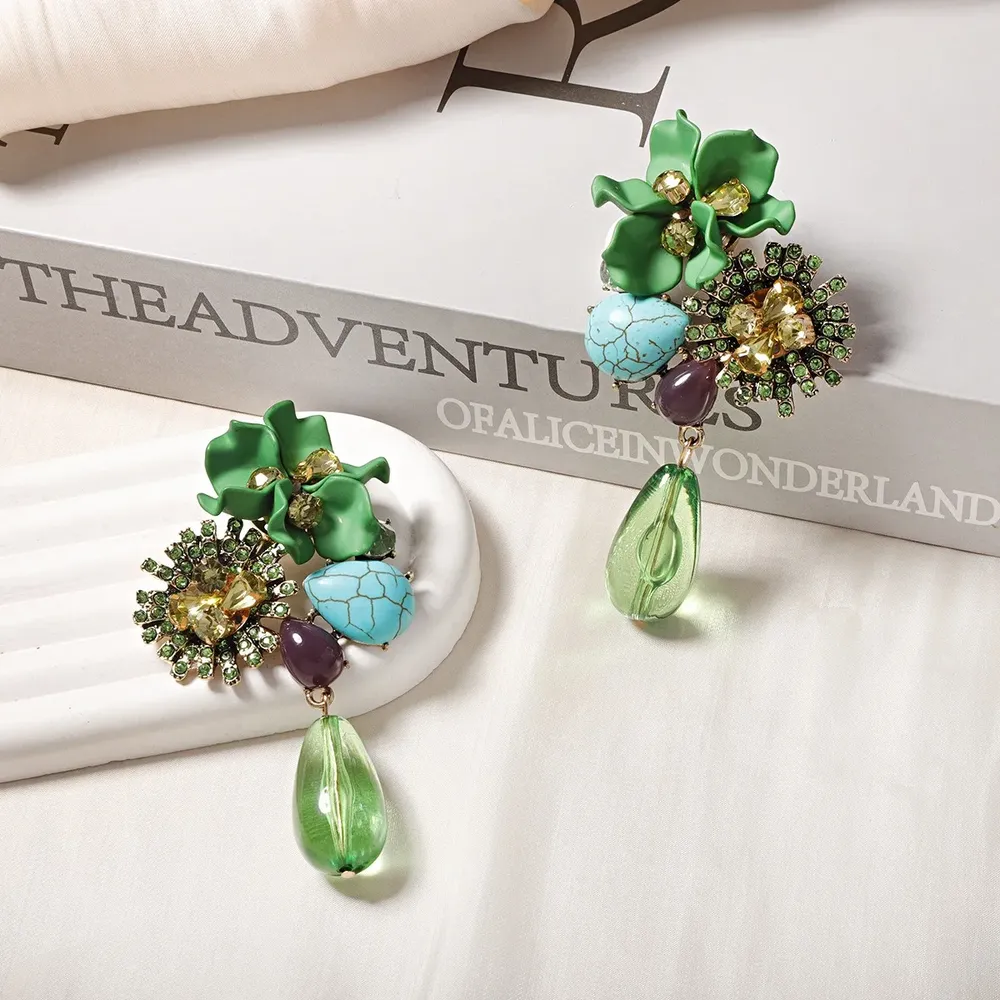 Boucles d'oreilles résine et zircon fleurs style baroque