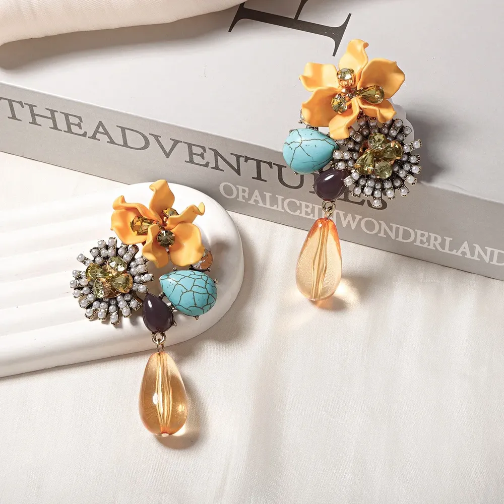 Boucles d'oreilles résine et zircon fleurs style baroque