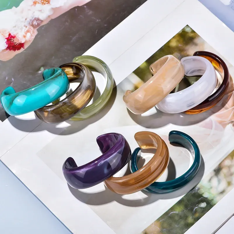 Bracelet large résine acrylique rond ouvert vintage