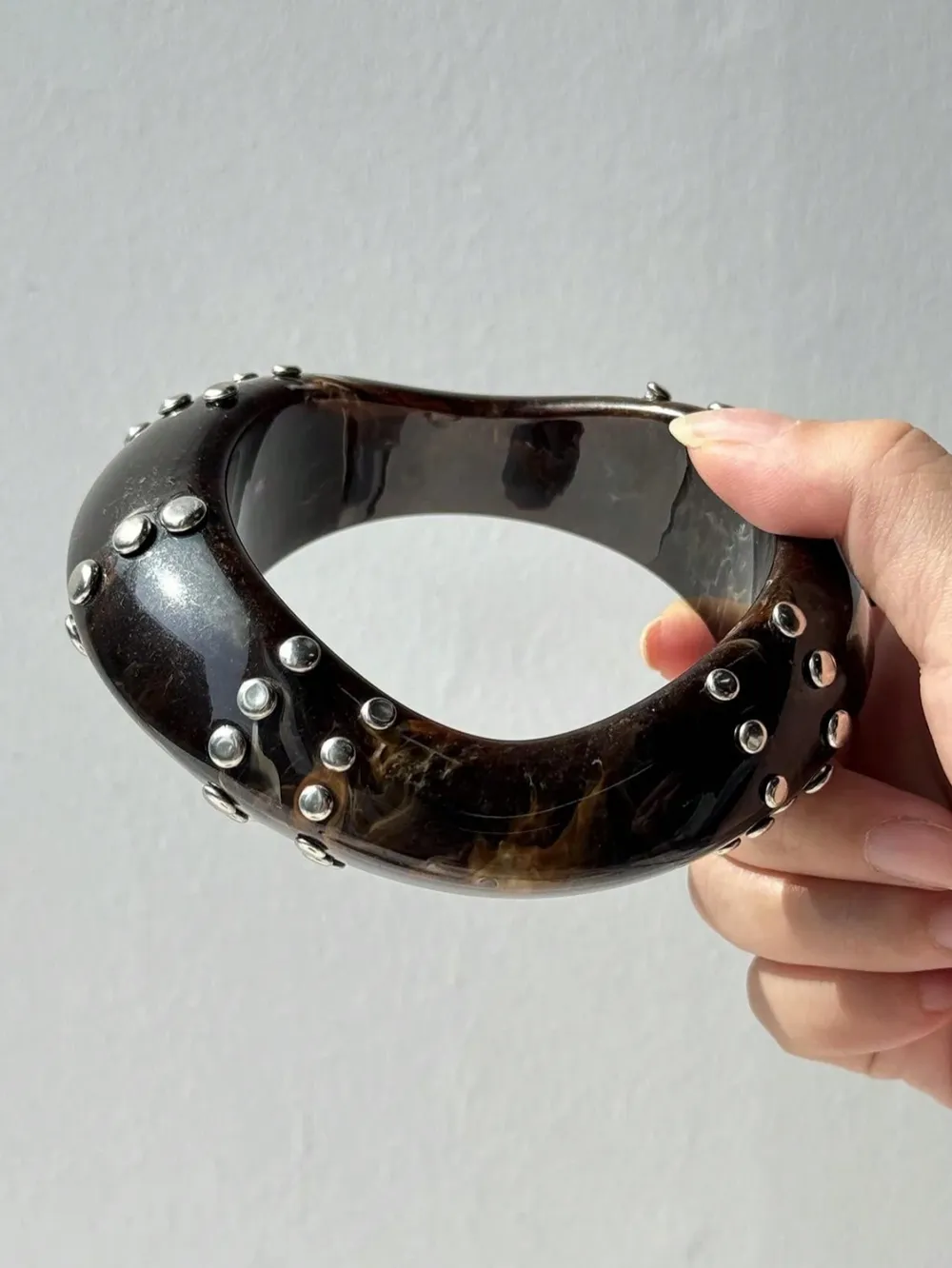 Bracelet résine irrégulier noir et blanc punk pour femmes