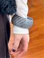 Bracelet résine large rayé noir et blanc pour femmes – 2