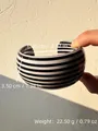 Bracelet résine large rayé noir et blanc pour femmes – Couleur du métal Couleur or jaune clair (A)