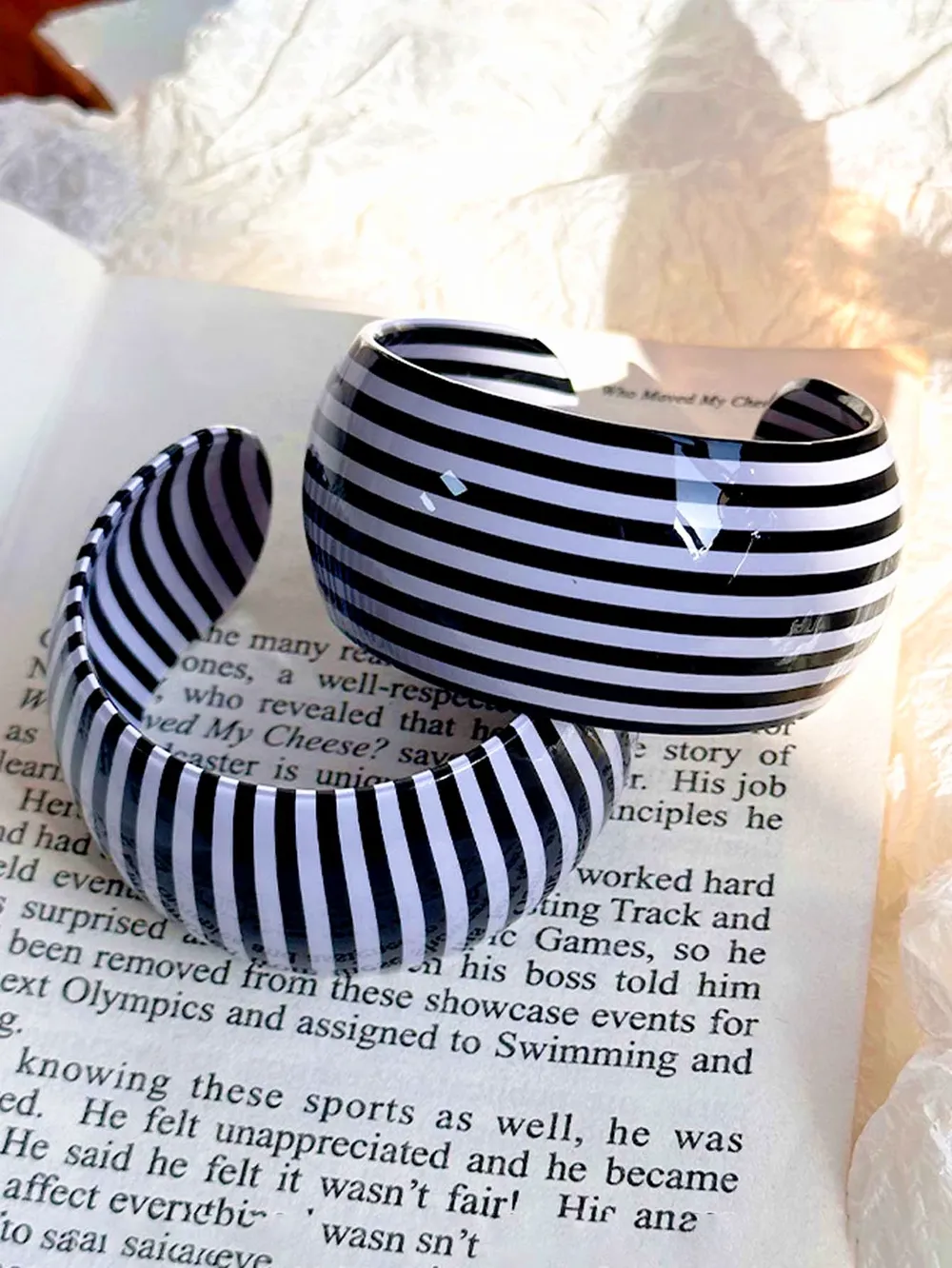 Bracelet résine large rayé noir et blanc pour femmes