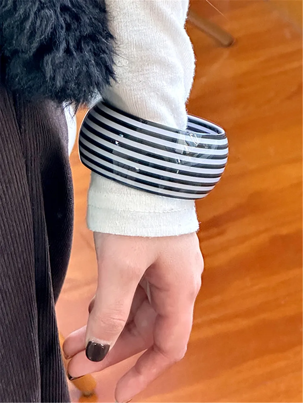 Bracelet résine large rayé noir et blanc pour femmes