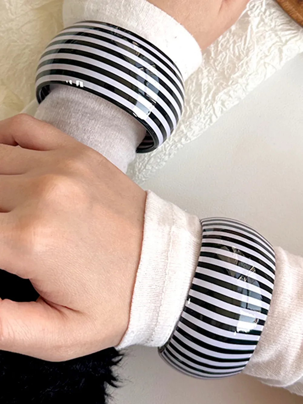 Bracelet résine large rayé noir et blanc pour femmes
