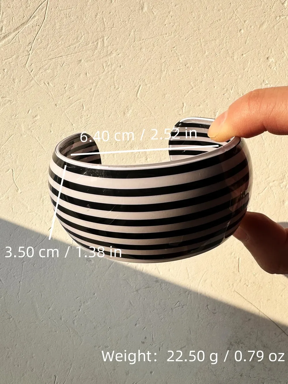 Bracelet résine large rayé noir et blanc pour femmes