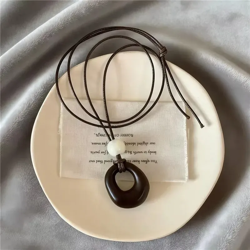 Collier résine géométrique irrégulier long pour femme