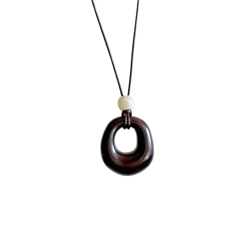 Collier résine géométrique irrégulier long pour femme