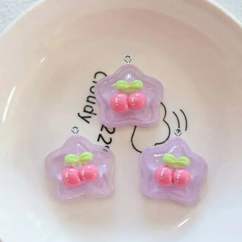 Lot de 10 breloques résine lapin cerise pour bijoux