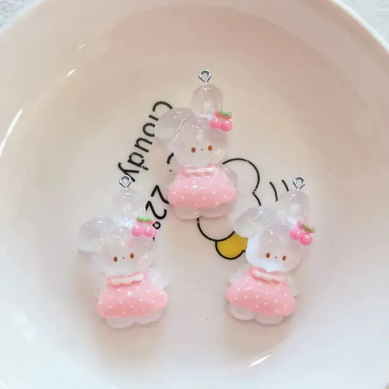 Lot de 10 breloques résine lapin cerise pour bijoux