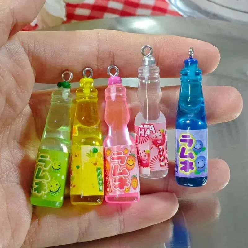 Lot de 10 breloques résine mini bouteilles soda pour bijoux