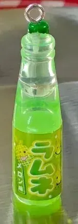 Lot de 10 breloques résine mini bouteilles soda pour bijoux