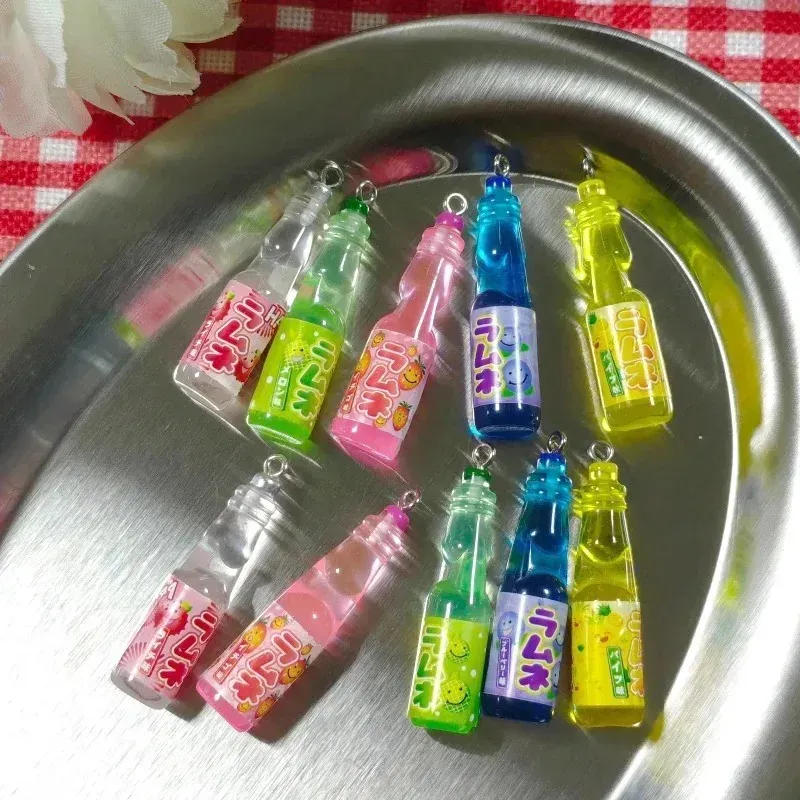 Lot de 10 breloques résine mini bouteilles soda pour bijoux