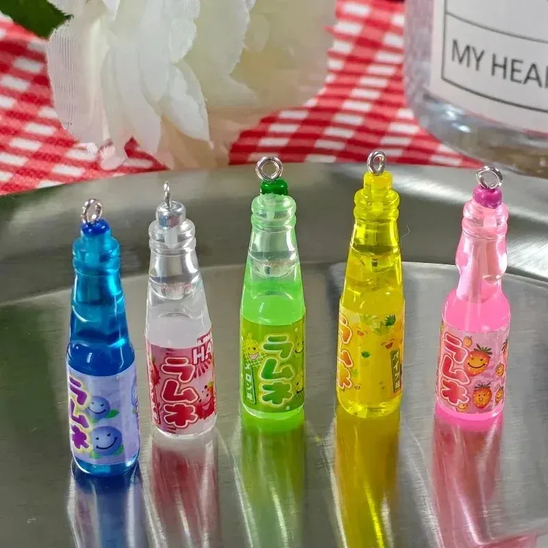 Lot de 10 breloques résine mini bouteilles soda pour bijoux