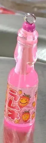Lot de 10 breloques résine mini bouteilles soda pour bijoux