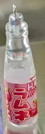 Lot de 10 breloques résine mini bouteilles soda pour bijoux