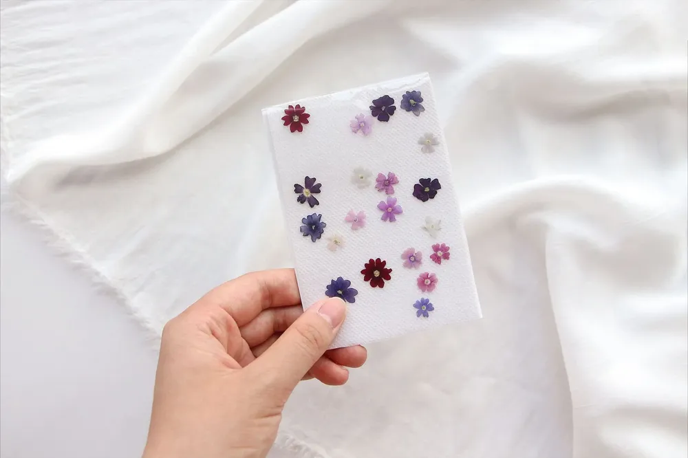 Lot de 100 mini fleurs de cerisier séchées pour résine